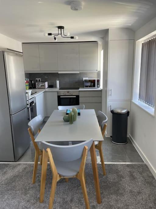 Paradigm House, Modern 2-Bedroom Duplex Apartment 2, Free Parking, Oxford Esterno foto