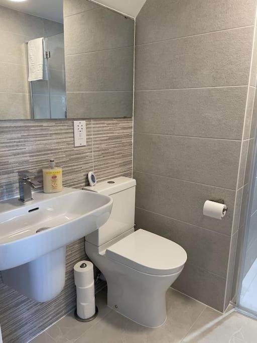 Paradigm House, Modern 2-Bedroom Duplex Apartment 2, Free Parking, Oxford Esterno foto