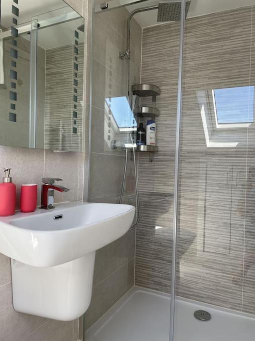Paradigm House, Modern 2-Bedroom Duplex Apartment 2, Free Parking, Oxford Esterno foto